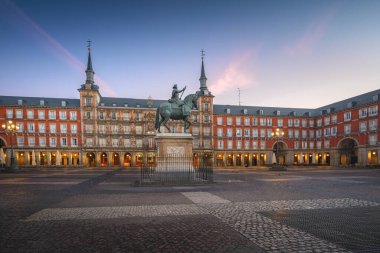 Plaza Belediye Başkanı gün doğumunda Kral III. Philip (Felipe) heykeliyle Madrid, İspanya