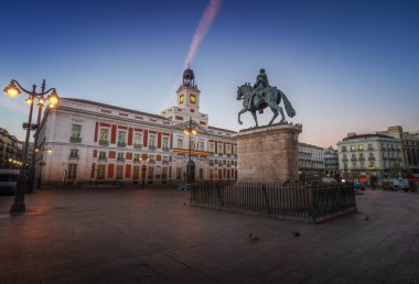 Puerta del Sol Meydanı 'nda Kral III. Charles Anıtı (Carlos) ve Kraliyet Posta Ofisi (Real Casa de Correos) - Madrid, İspanya