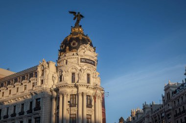 Calle de Alcala ve Gran Via Caddelerindeki Yapılandırıcı Metropolis Binası Madrid, İspanya