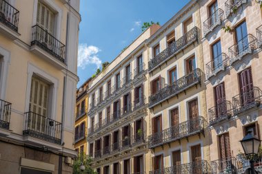 Geleneksel İspanyol mimarisi - Balkonlu Cepheler - Madrid, İspanya