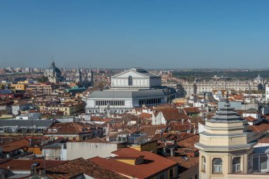 Madrid şehir merkezindeki Kraliyet Tiyatrosu (Teatro Real) ve Almudena Katedrali - Madrid, İspanya