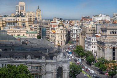 İspanya Bankası ve Metropolis Binası ile Calle de Alcala Caddesi 'nin havadan görünüşü - Madrid, İspanya
