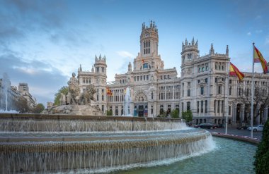 Plaza de Cibeles 'deki Cibeles Sarayı ve Çeşmesi Madrid, İspanya