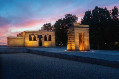 Gün batımında aydınlatılmış Debod Tapınağı - La Montana Parkı 'ndaki antik Mısır tapınağı - Madrid, İspanya