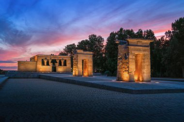 Gün batımında aydınlatılmış Debod Tapınağı - La Montana Parkı 'ndaki antik Mısır tapınağı - Madrid, İspanya