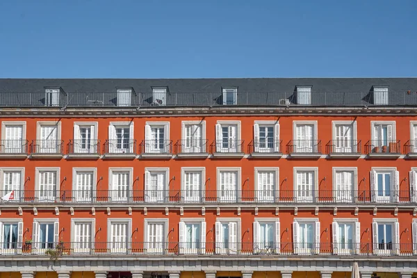 Plaza Mayor 'da balkonlu bina cephesi Madrid, İspanya