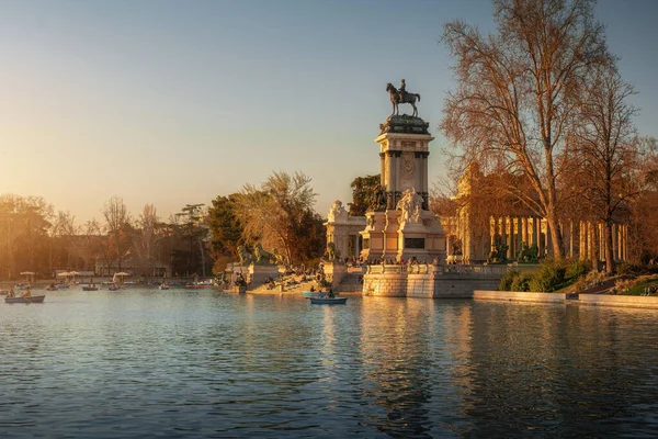 Parque Del Retiro Lago Monumento Alfonso Xii Atardecer Madrid España — Foto de Stock