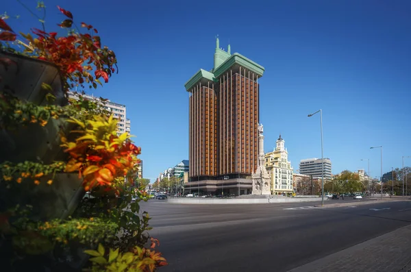 Plaza de Colon Meydanı, Christopher Columbus Anıtı ve Torres de Colon Kuleleri - Madrid, İspanya