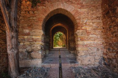 Malaga, İspanya - 18 Mayıs 2019: Puerta de los Cuartos de Granada (Granada Salon Kapısı) Alcazaba Kalesi - Malaga, Endülüs, İspanya