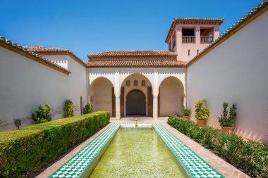 Malaga, İspanya - 18 Mayıs 2019: Nasrid 'deki Patio de la Alberca (Havuz Bahçesi) ve Alcazaba Kalesi' ndeki Taifa Sarayı - Malaga, Endülüs, İspanya