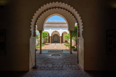 Malaga, İspanya - 18 Mayıs 2019: Nasrid 'deki Patio de los Naranjos (Portakal Ağacı Avlusu) ve Alcazaba Kalesi' ndeki Taifa Sarayı - Malaga, Endülüs, İspanya