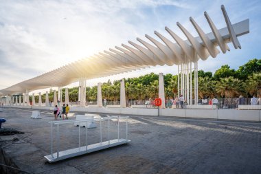 Malaga, İspanya - 18 Mayıs 2019: Paseo del Muelle Uno Pergolas de la Victoria - Malaga, Endülüs, İspanya
