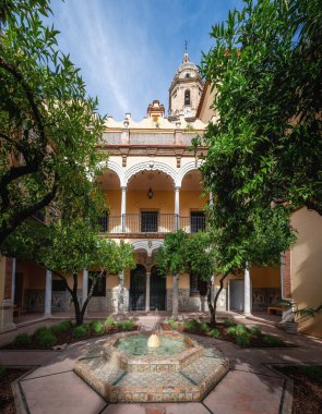 Malaga, İspanya - 19 Mayıs 2019: Piskopos Sarayı 'ndaki özel bahçe iç mahkemesi (Episcopal Sarayı) - Malaga, Endülüs, İspanya