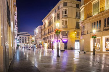 Malaga, İspanya - 19 Mayıs 2019: Geceleri Calle Larios - ünlü yaya ve alışveriş sokağı - Malaga, Endülüs, İspanya