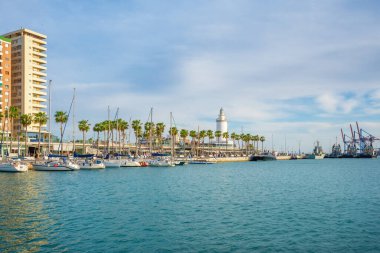 Malaga Limanı 'ndaki La Farola adlı deniz feneri Malaga, Endülüs, İspanya