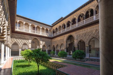 Seville, İspanya - 3 Nisan 2019: Alcazar 'daki Maidens Avlusu (Patio de las Doncellas) - Sevilla, Endülüs, İspanya