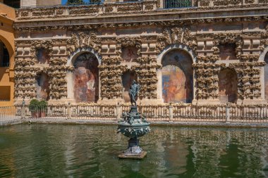 Sevilla, İspanya - 3 Nisan 2019: Alcazar Bahçeleri 'ndeki Merkür Göleti (Estanque de Mercurio) - Sevilla, Endülüs, İspanya