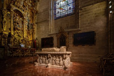 Seville, İspanya - 4 Nisan 2019: Seville Katedrali İçişleri 'nde Aziz Hermenegildo Şapeli ve Kardinal Don Juan de Cervantes Mezarı - Seville, Endülüs, İspanya