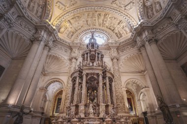 Seville, İspanya - 4 Nisan 2019: Seville Katedrali İçişleri, Seville, Endülüs, İspanya 'daki Merkez Sacristy' de Geçici Custodia (Sacristia Mayor)