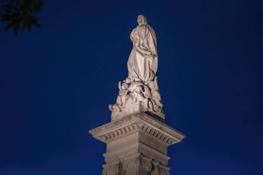 Seville, İspanya - 6 Nisan 2019: Plaza del Triunfo Meydanı 'ndaki Meryem Ana Anıtı (Inmaculada Concepcion) - Seville, Endülüs, İspanya