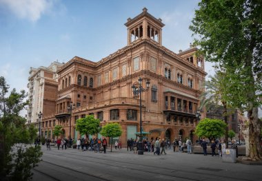 Seville, İspanya - 7 Nisan 2019: Avenida de la Constitucion Caddesi 'ndeki Edificio Coliseo Binası (eski Teatro Coliseo) - Seville, Endülüs, İspanya