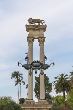 Seville, İspanya - 7 Nisan 2019: Murillo Bahçelerindeki Kolomb Anıtı (Jardines de Murillo) - Sevilla, Endülüs, İspanya