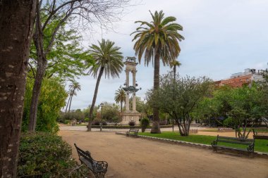 Seville, İspanya - 7 Nisan 2019: Murillo Bahçeleri (Jardines de Murillo) ve Columbus Anıtı - Seville, Endülüs, İspanya