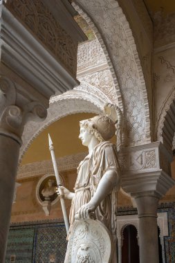 Seville, İspanya - 7 Nisan 2019: Casa de Pilatos 'taki Pallas Athena Heykeli (Patio Principal) Sarayı - Seville, Endülüs, İspanya
