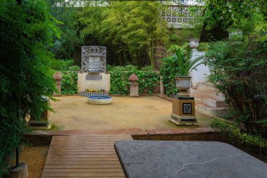 Seville, İspanya - 7 Nisan 2019: Las Duenas Sarayı 'ndaki Limon Ağaçları Bahçesi' ndeki (Jardin de los Limoneros) Hanedanlığı (Palacio de las Duenas)