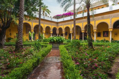 Seville, İspanya - 7 Nisan 2019 Las Duenas Sarayı Ana Avlusu (Palacio de las Duenas) - Seville, Endülüs, İspanya