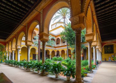 Seville, İspanya - 7 Nisan 2019 Las Duenas Sarayı Ana Avlusu (Palacio de las Duenas) - Seville, Endülüs, İspanya