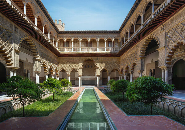 Севиль, Испания - 3 апреля 2019 года: Девичий двор (Патио де лас Донселлас) в Алькасаре (Королевский дворец Севиль) - Севиль, Андалусия, Испания