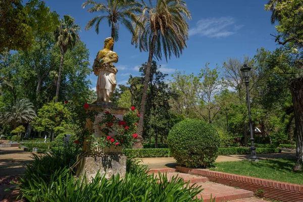 Seville, İspanya - 5 Nisan 2019: Glorieta de Dona Sol (Dona Sol 'un Kavşağı) Maria Luisa Park - Seville, Endülüs, İspanya