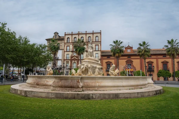 Seville, İspanya - 7 Nisan 2019: Puerta de Jerez Meydanı 'ndaki Hispalis Çeşmesi - Seville, Endülüs, İspanya