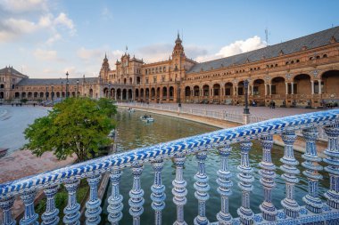 Seramik Köprü Balustrade ile Plaza de Espana - Seville, Endülüs, İspanya