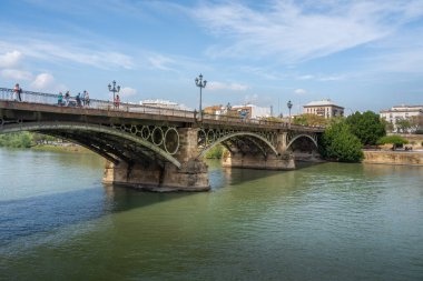 Guadalquivir Nehri 'ndeki Triana Köprüsü (Puente de Triana) - Sevilla, Endülüs, İspanya