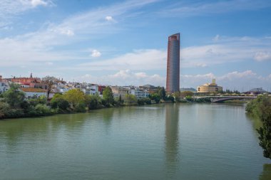 Guadalquivir Nehri ve Sevilla Kulesi (Torre Sevilla) - Sevilla, Endülüs, İspanya