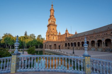 Kuzey Kulesi ve Aragon Köprüsü Plaza de Espana - Seville, Endülüs, İspanya