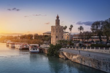 Torre del Oro (Altın Kule) Günbatımında Guadalquivir Nehri - Seville, Endülüs, İspanya