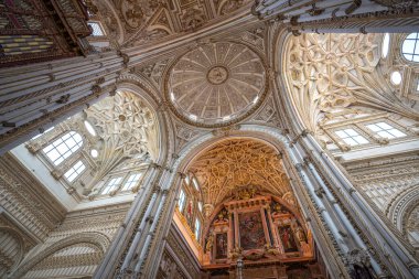 Cordoba, İspanya - 10 Haziran 2019: Cordoba Camii-Katedrali Yüksek Sunak Tavanı - Cordoba, Endülüs, İspanya