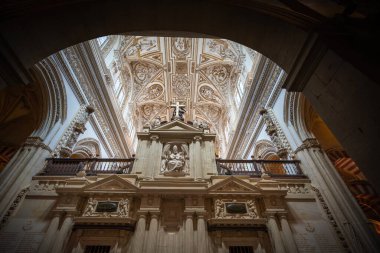 Cordoba, İspanya - 10 Haziran 2019: Cordoba İçişleri Camii-Katedrali - Cordoba, Endülüs, İspanya