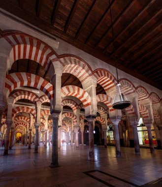 Cordoba, İspanya - 10 Haziran 2019: Cordoba Camii-Katedrali 'ndeki Hypostyle Duaları Salonu (Abd Rahman I' ın daha eski orijinal bölümü) - Cordoba, Endülüs, İspanya