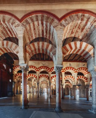 Cordoba, İspanya - 10 Haziran 2019: Cordoba Camii-Katedrali 'ndeki Hypostyle Duaları Salonu (Abd Rahman I' ın daha eski orijinal bölümü) - Cordoba, Endülüs, İspanya