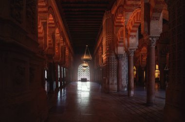 Cordoba, İspanya - 10 Haziran 2019: Cordoba Camii-Katedrali 'ndeki kemerler, kolonlar ve kafes panelleri - Cordoba, Endülüs, İspanya