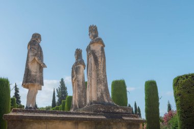 Cordoba, İspanya - 11 Haziran 2019: Alcazar de los Reyes Cristianos 'taki Katolik Krallar ve Kolomb Anıtı - Cordoba, Endülüs, İspanya