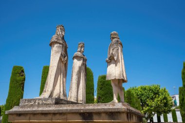 Cordoba, İspanya - 11 Haziran 2019: Alcazar de los Reyes Cristianos 'taki Katolik Krallar ve Kolomb Anıtı - Cordoba, Endülüs, İspanya
