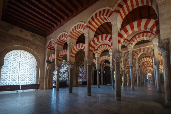 Cordoba Spagna Giugno 2019 Archi Colonne Pannelli Lattice Nella Moschea — Foto Stock