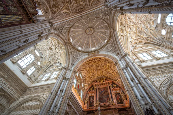 Cordoba Hiszpania Czerwca 2019 Wysoki Sufit Ołtarzowy Katedrze Meczetu Kordobie — Zdjęcie stockowe