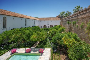 Cordoba, İspanya - 11 Haziran 2019: Alcazar de los Reyes Cristianos Mudejar Avlusu - Cordoba, Endülüs, İspanya