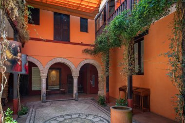 Cordoba, İspanya - 11 Haziran 2019: Yahudi Mahallesi Sefarad Avlusu (Juderia) - Cordoba, Endülüs, İspanya